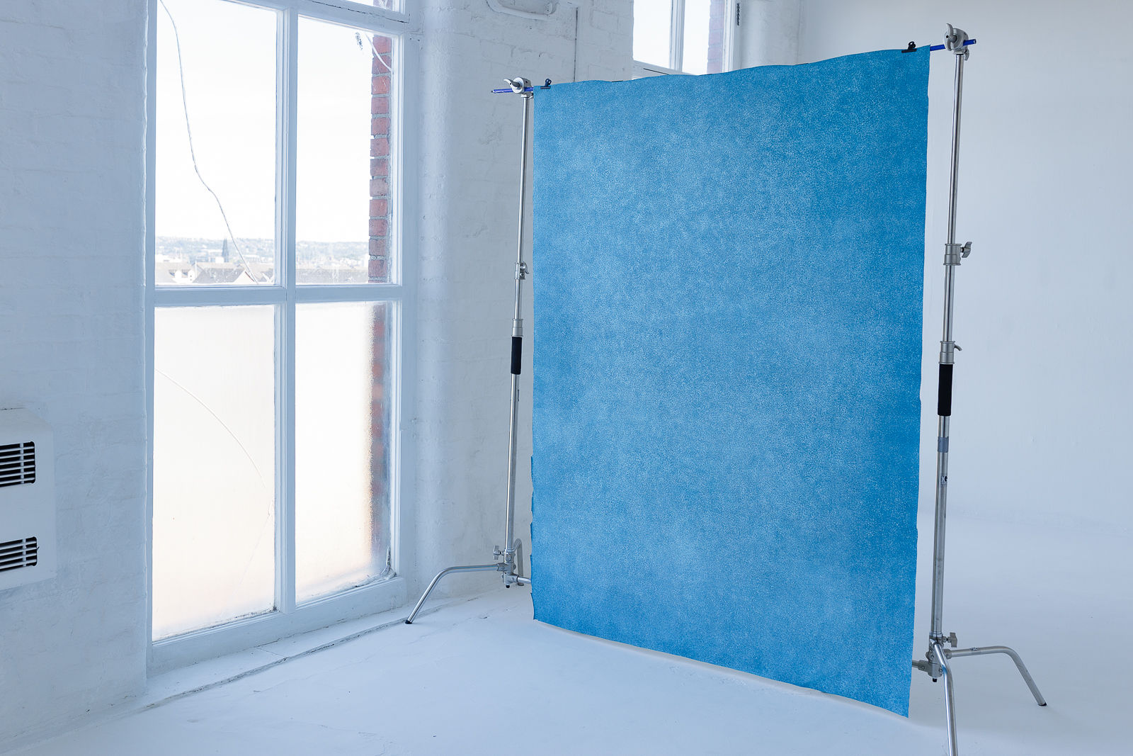 Professional Photography and Video Canvas backdrop. Hand Painted and High Quality backdrop made in UK. Perfect for personal portraits, fashion, head shots, interviews etc.
We take pride in our collaborations with leading fashion and editorial photographers, as well as some of the world’s most prestigious magazines and global companies. Our backdrops have been featured in top publications such as Condé Nast, Vanity Fair, and for organizations like One Young World, showcasing our high-quality canvases on an international stage.