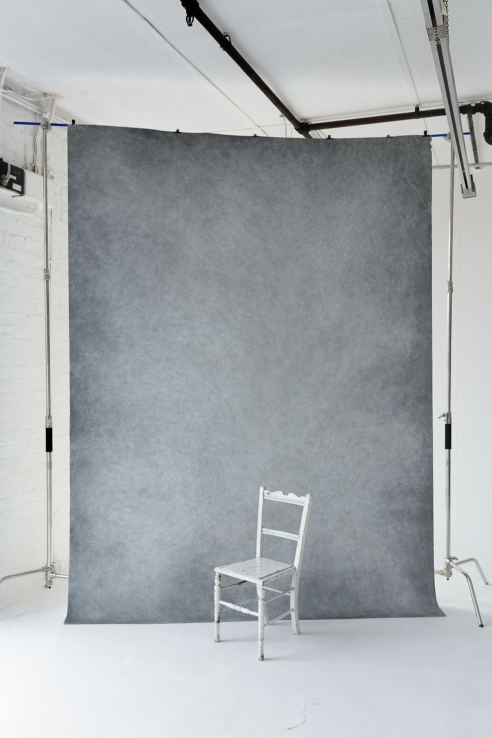 Miniatura: Professional Photography and Video Canvas backdrop. Hand Painted and High Quality backdrop made in UK. Perfect for personal portraits, fashion, head shots, interviews etc. 
We take pride in our collaborations with leading fashion and editorial photographers, as well as some of the world’s most prestigious magazines and global companies. Our backdrops have been featured in top publications such as Condé Nast, Vanity Fair, and for organizations like One Young World, showcasing our high-quality canvases on an international stage.