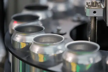 aluminum-cans-transfer-on-conveyor-600nw-691671118.jpg.webp