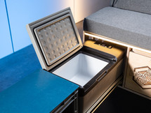 Die integrierte 15-Liter-Kühlbox kühlt deine Vorräte selbst in der Natur auf erfrischende -20°C. Minimaler Stromverbrauch bietet maximale Effizienz und Frische für dein Outdoor-Erlebnis. Verbaut ist sie in die linke Schublade deiner Campingbox