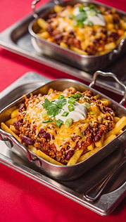 eckige Metallschale mit Pommes, Chili con Carne und Käse, appetitliche Food-Fotografie.jpg
