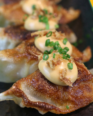 MEAT GYOZA | Ravioli al vapore ripieni di manzo e maiale alle 5 spezie con spicy mayo e cipolla croccante