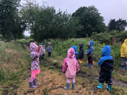 Weg hinter dem Kindergarten