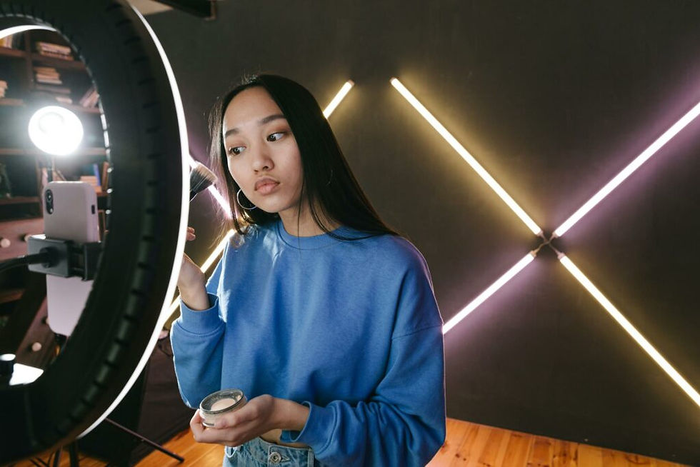 Photo d'Ivan S : https://www.pexels.com/photo/woman-in-blue-cropped-long-sleeves-applying-make-up-7676470/