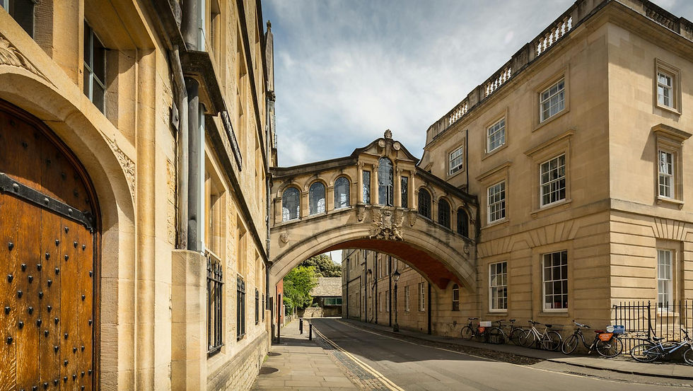 Photo de Michael D Beckwith: https://www.pexels.com/photo/bridge-of-sighs-at-oxford-university-31270336/