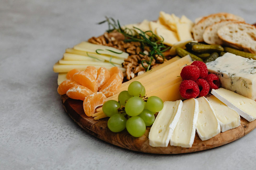 Photo de Kaboompics.com: https://www.pexels.com/photo/an-assorted-food-on-a-charcuterie-board-6660071/