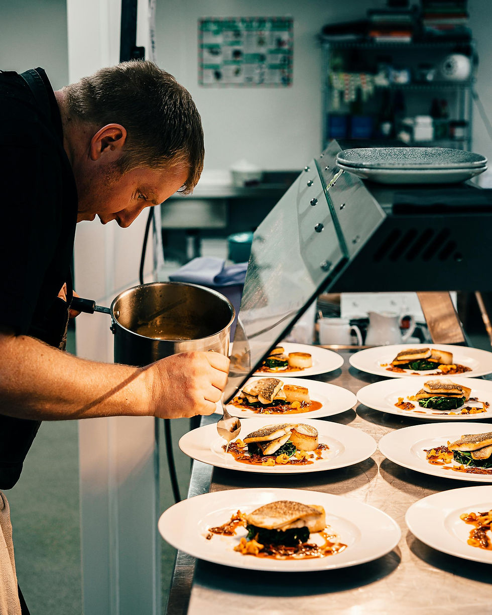 Photo de Sebastian Coman Photography : https://www.pexels.com/photo/chef-meticulously-preparing-the-meal-3717880/