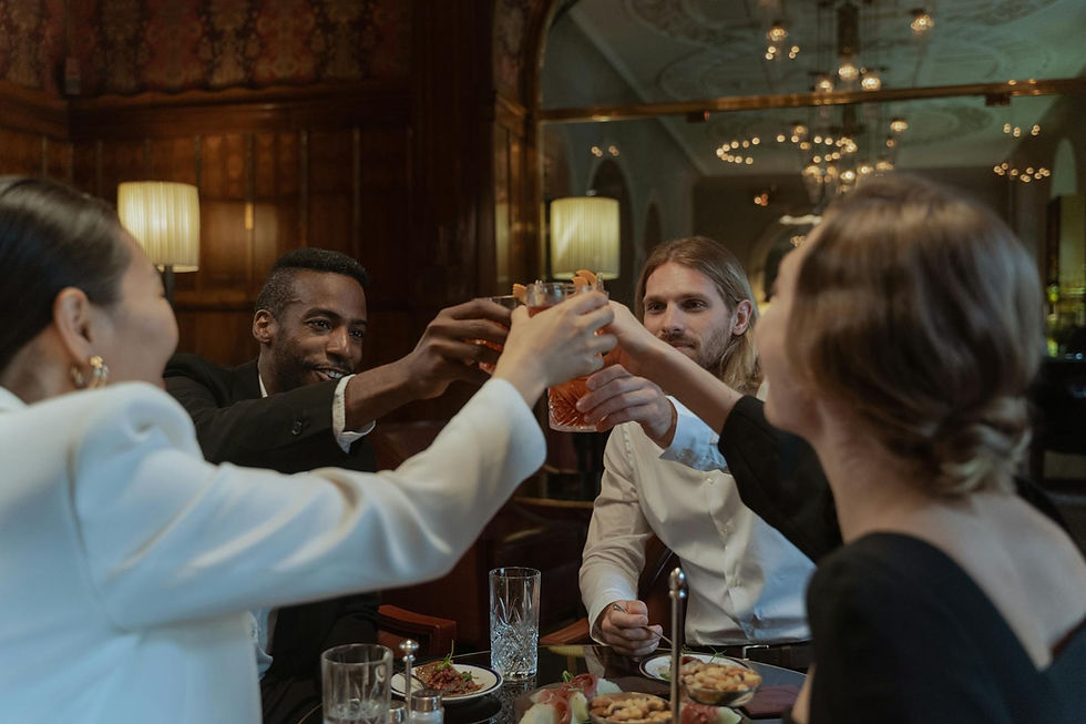 Photo de Ron Lach : https://www.pexels.com/photo/photo-of-a-group-of-friends-toasting-their-drinks-8922195/