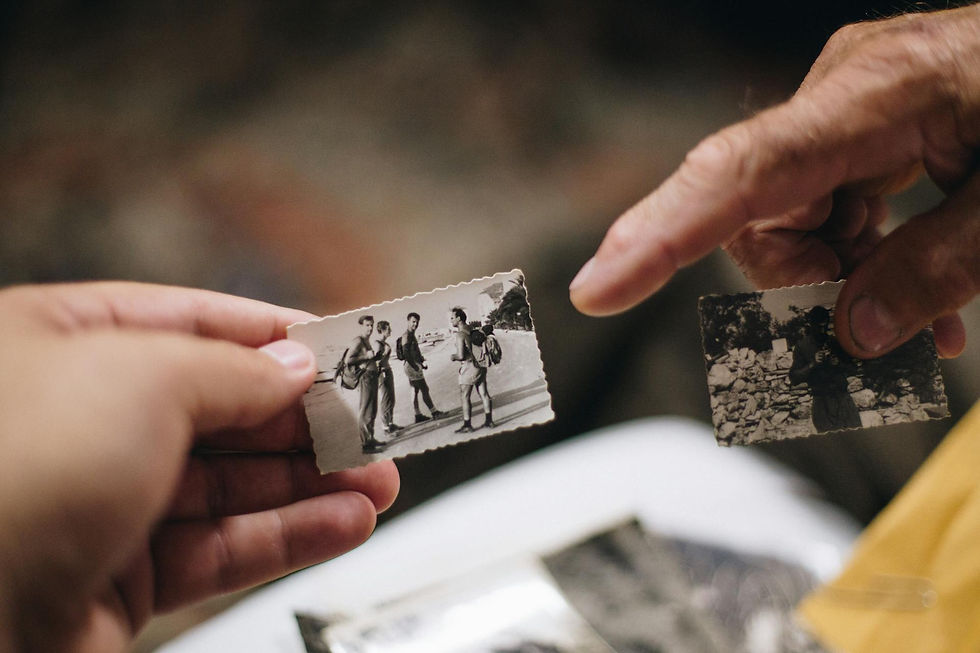 Photo d'Ante Majic: https://www.pexels.com/photo/finger-pointing-on-bw-photo-9292048/