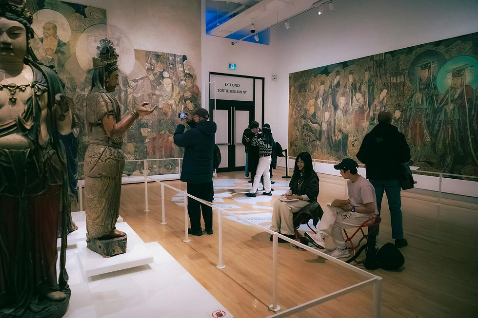 Photo d'Anurag Jamwal: https://www.pexels.com/photo/visitors-explore-asian-art-at-toronto-museum-30150827/