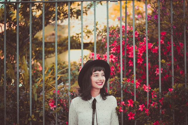 Photo d'Allef Vinicius. https://unsplash.com/photos/womens-white-dress-shirt-standing-gray-fence-tTUSgZ8uLkk