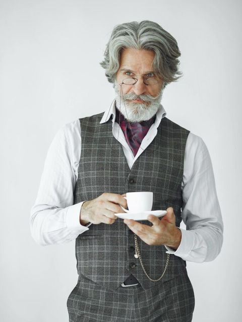 Photo de Gustavo Fring: https://www.pexels.com/photo/a-man-in-plaid-suit-holding-a-white-ceramic-cup-4975619/