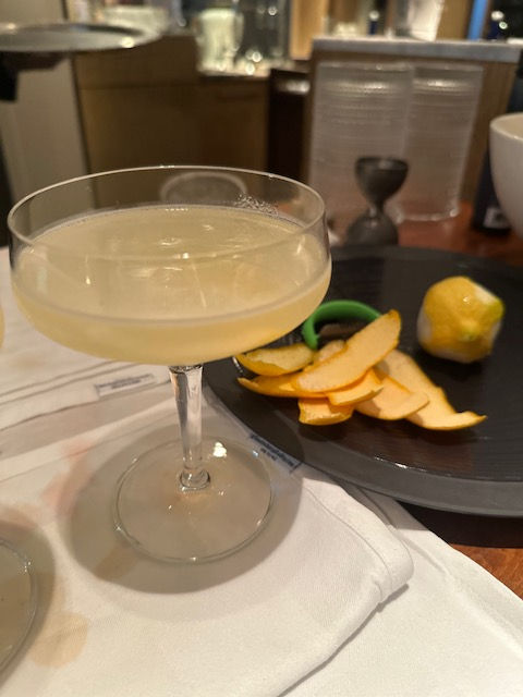 Le Bee’s Knees, un mélange lumineux de gin Barr Hill, de sirop de miel brut et de jus de citron
