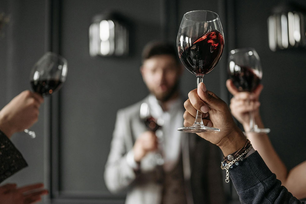 Photo de Pavel Danilyuk: https://www.pexels.com/photo/hands-holding-goblet-glasses-with-red-wine-8775187/