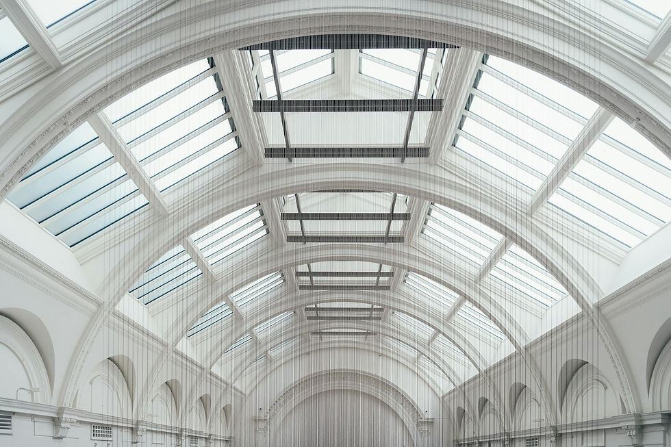 Photo d'Andrea De Santis: https://www.pexels.com/photo/cealing-string-at-the-v-a-museum-17868739/