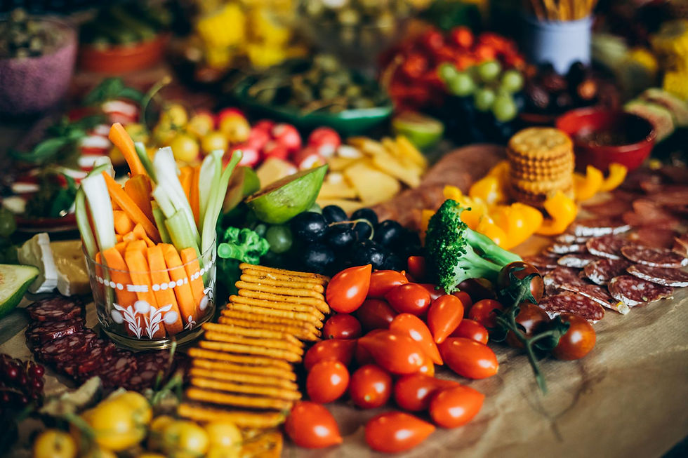 Photo d'Irina Novikova: https://www.pexels.com/photo/abundance-of-fruit-vegetables-and-snacks-19743373/