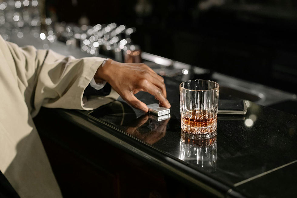 Photo de cottonbro studio: https://www.pexels.com/photo/photo-of-glass-on-top-of-counter-7265875/