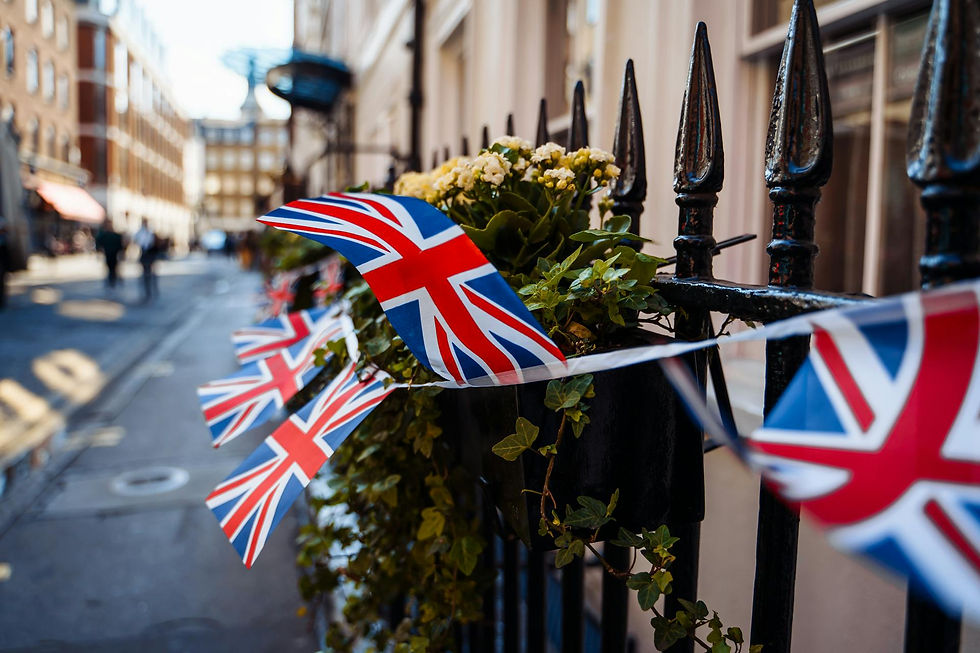 Photo de Daria Agafonova: https://www.pexels.com/photo/union-jack-flags-on-a-london-street-railing-29740446/