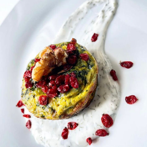Kookoo Sabzi | Quiche Muffins Servies Avec du Yaourt à l'Aneth