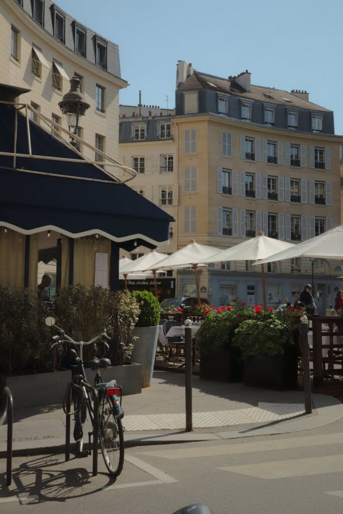 Crédit Photo : Céline de Pexels https://www.pexels.com/photo/city-road-landscape-fashion-14495016/