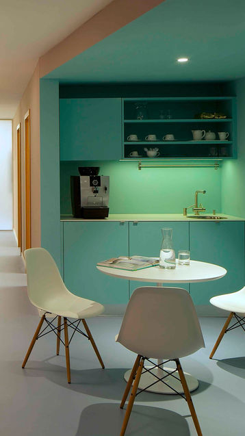 interior design – Gewerbebauten, Business, Praxen, Gesundsheitsbetriebe, Hotel-und Gastro, Innenausbau – Büroeinrichtungen, Ladenbau, Ausstellungen, Szenografie, Messebau