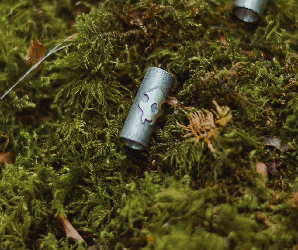 Thumbnail: Bague de barbe et cheveux Les Vestiges  petit format Crâne de loup de face