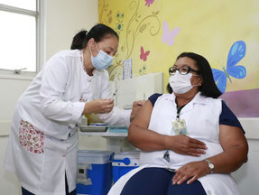 GUARUJÁ INICIA VACINAÇÃO DE PROFISSIONAIS DA LINHA DE FRENTE NO COMBATE À COVID-19