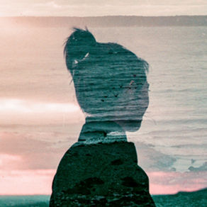 Intuition verstehen: Silhouette am Meer als Symbol für Bauchgefühl und Körperwissen