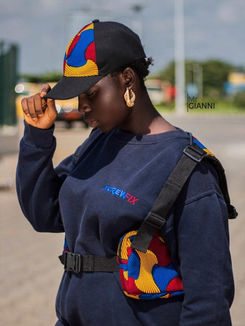 Jeune fille portant une casquette wax  avec un sac en wax.
