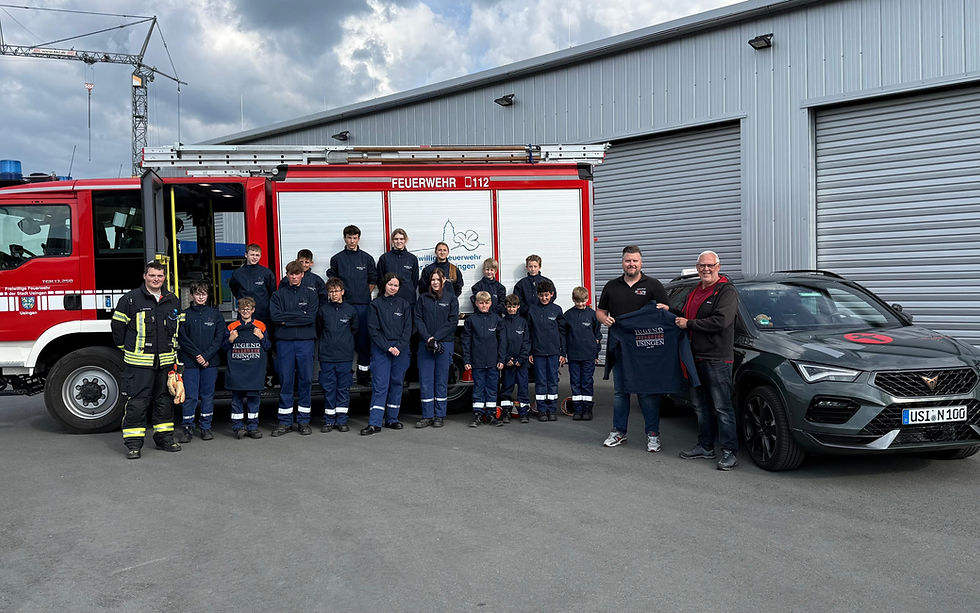 Florian und Michael Nolte bei der Übergabe der Softshelljacken (Foto: Feuerwehr Usingen)