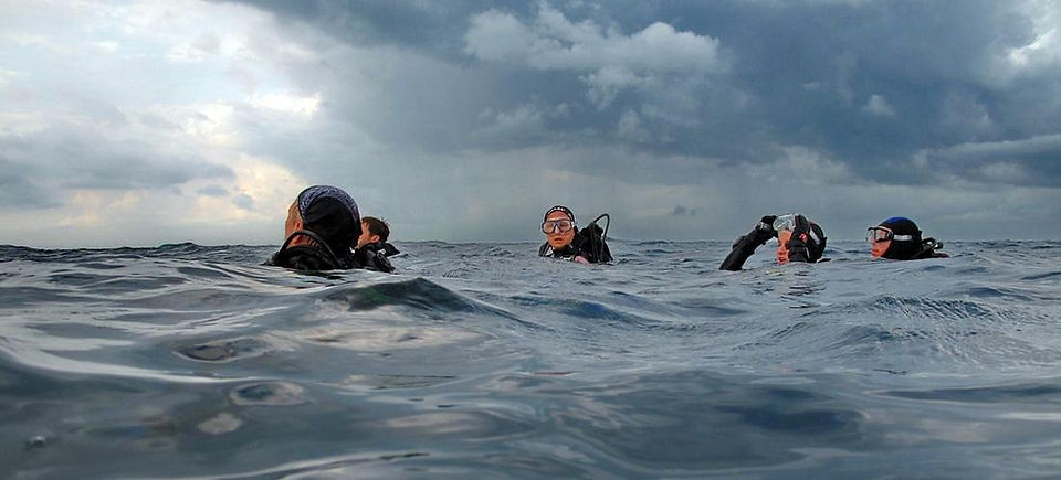 divers getting ready to dive the great blue hole of Belize