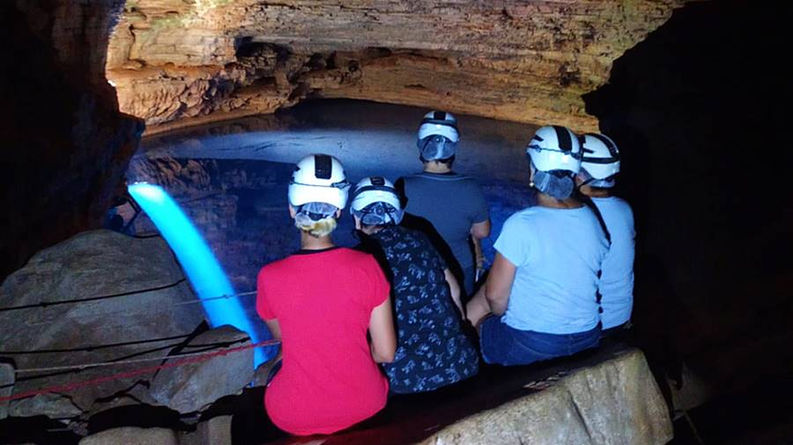 turistas no poço encantado
