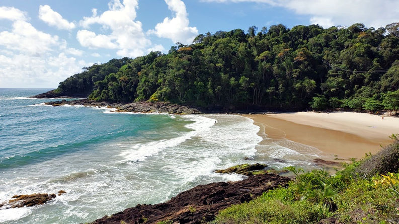 Prainhas cercadas de morros com Mata Atlântica