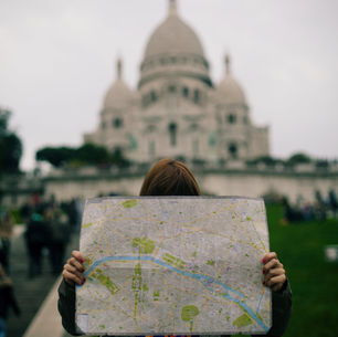 How to Avoid Looking Like A Tourist While Traveling