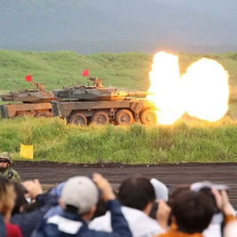 静岡地本が総火演に225人招待　高速滑空弾など披露