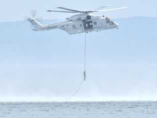 水中処分員が降下　陸奥湾で機雷戦訓練公開