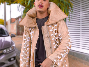 Ego Oliver - Designer transforma peças de roupas em Outfits de grife