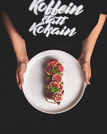 Kellernerin hält essen auf teller