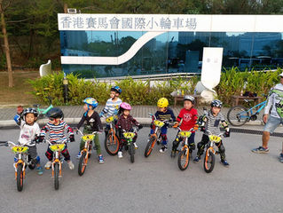 好多小朋友學單車, 好有學習氣氛!!