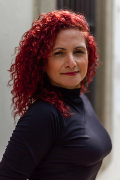 Rita Grego, iniciou sua carreira teatral
em Cabo Frio, como integrante do
Grupo Teatral Creche na Coxia, com o
qual participou de diversas
montagens premiadas em festivais,
entre elas ''Noite dos Assassinos''
, dos
cubanos José Triana, com direção de
José Facury Heuly, em 1998.
Participou de diversos cursos e
oficinas com grandes profissionais do
cinema, teatro e televisão como: Luis
Carlos Vasconcelos, Walter Lima
Júnior, Camila Amado, Paulo de
Morais e Cia, entre outros.