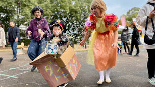 ザ・海老名アウトドアチョークアートパーク / チョークアート号/ 巨大ウォールアート/ ダンボールトレイン/ 参加型巨大チョークアート/ ライブガラスアート/ 神奈川県藤沢市/ ＃神奈川県 ＃ファミリーイベント #アートイベント