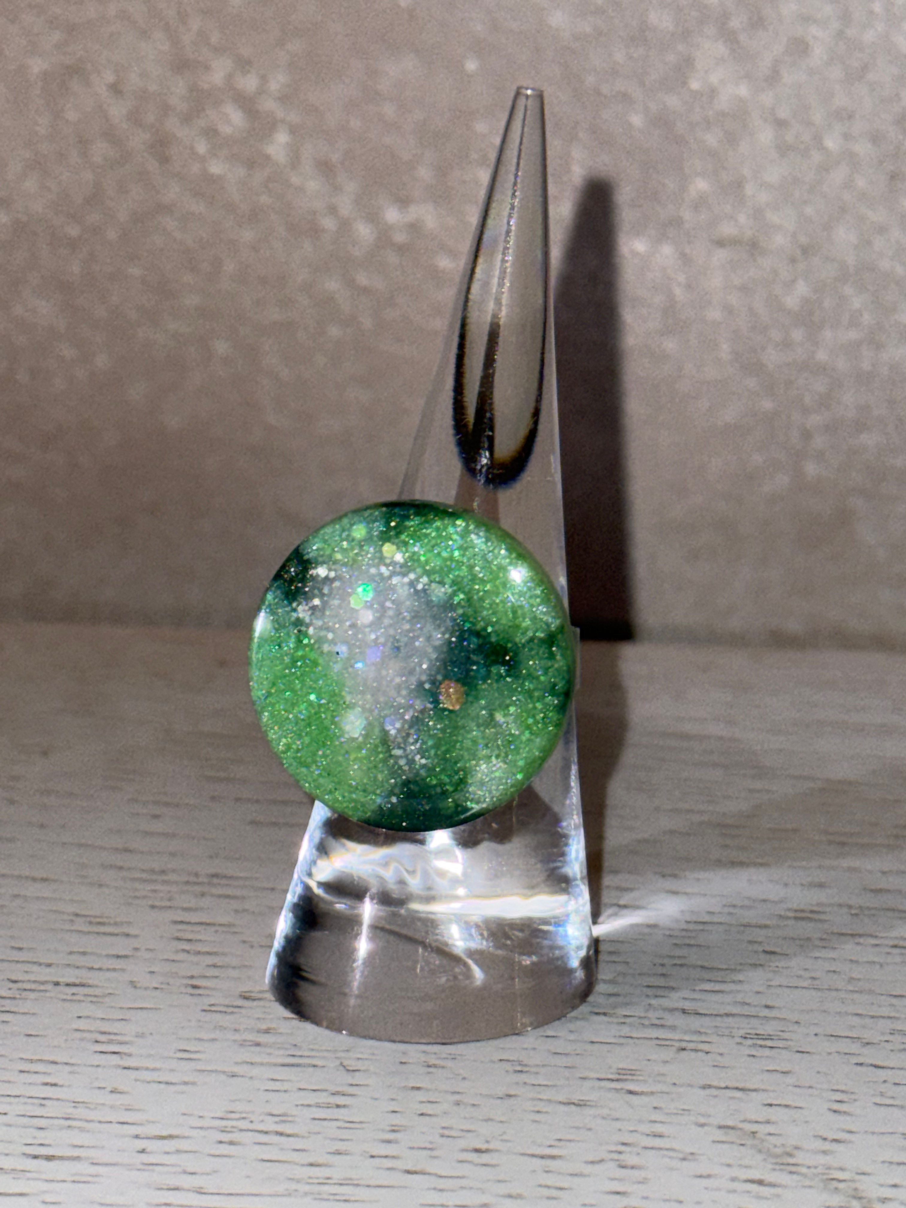 Bague ronde plate colorée en résine époxy – Pièce artisanale unique