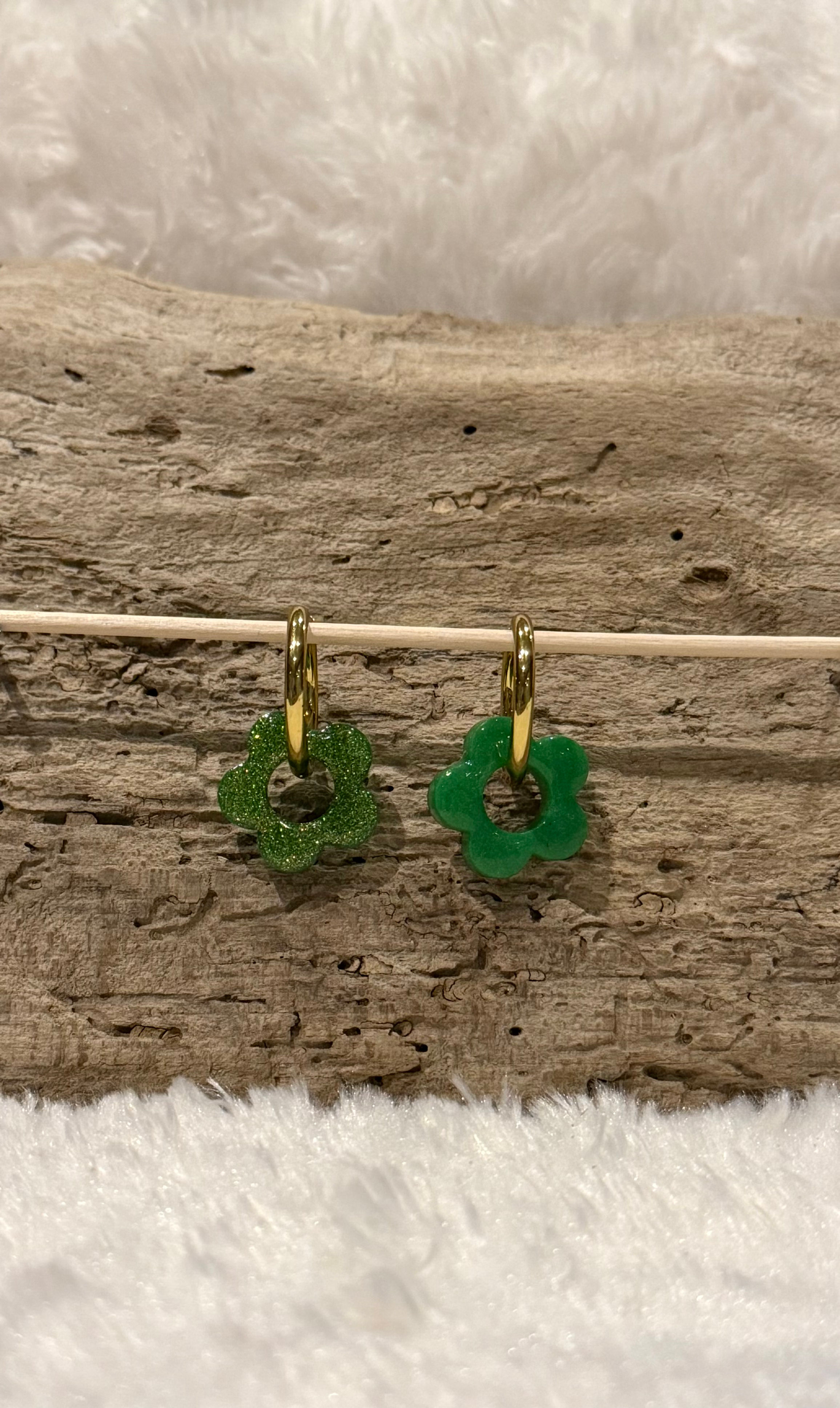 Boucles d’oreilles fleurs en résine époxy – Création artisanale unique