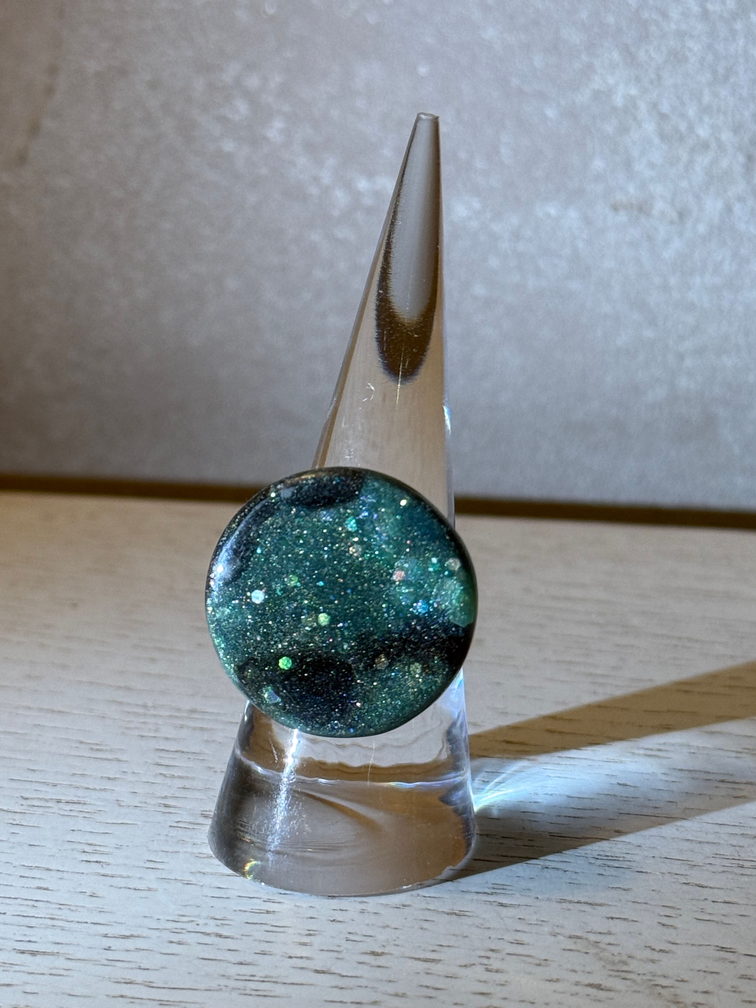Bague ronde plate colorée en résine époxy – Pièce artisanale unique