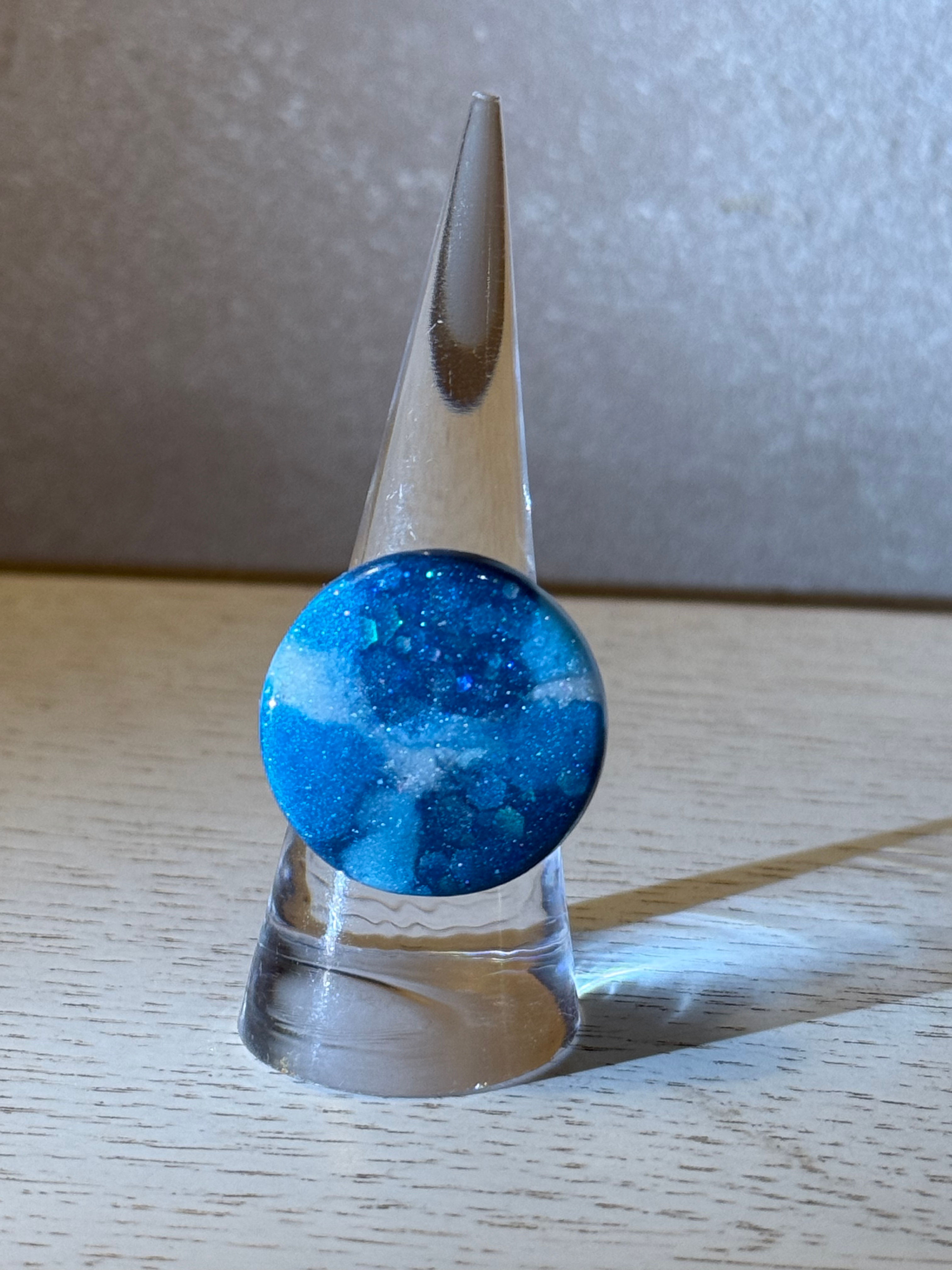 Bague ronde plate colorée en résine époxy – Pièce artisanale unique