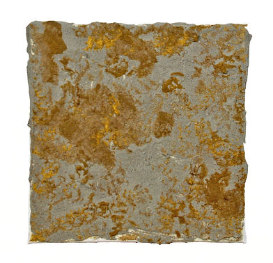 kleines Kunstwerk mit grauem Sand und goldenen Highlights