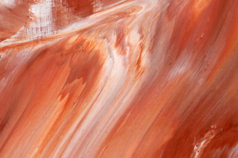 Detail eines terrakottafarbenen Kunstwerkes mit schlierenartigen Farbverläufen von Kira Schmitt