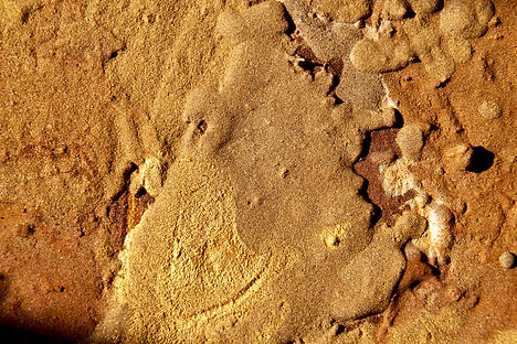 Details eines Gemäldes mit Sand von Kira Schmitt
