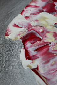 Detail eines Gemäldes mit silbernen, roten und weißen Acrylfarben von Kira Schmitt