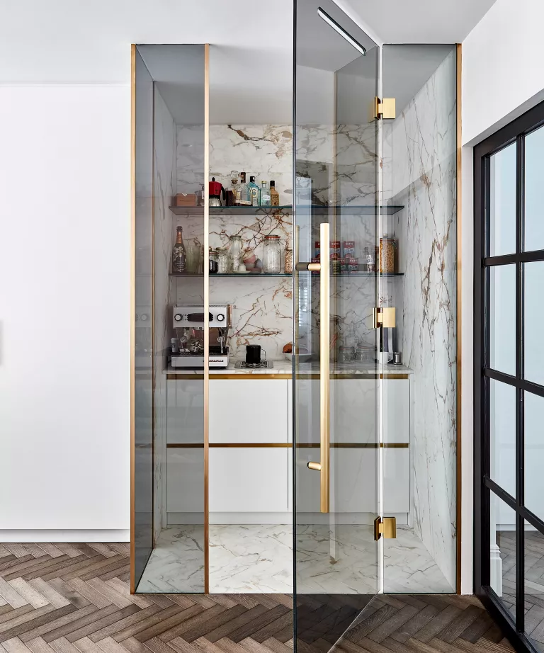CLAD A PANTRY WITH MARBLE